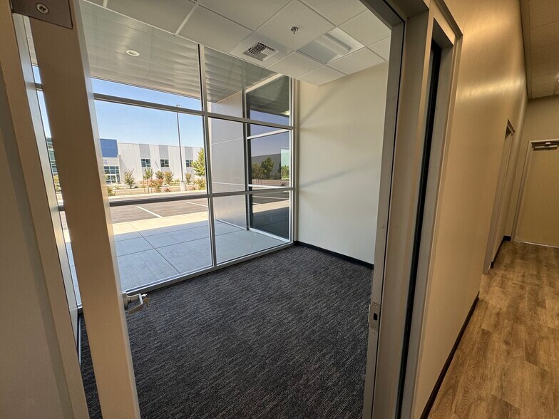 More Photos Of 3650 Gulfstream Lane, Bakersfield Warehouse For Lease