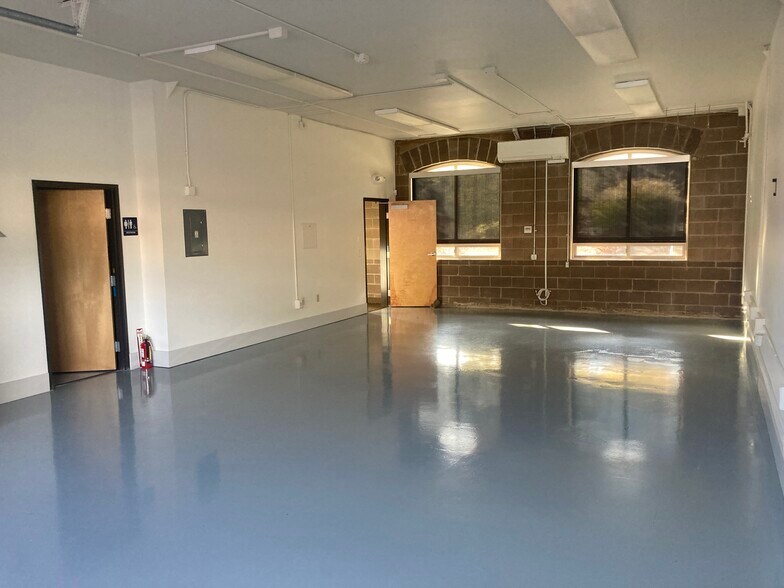 More Photos Of 202 Wasco Loop, Hood River Warehouse For Lease