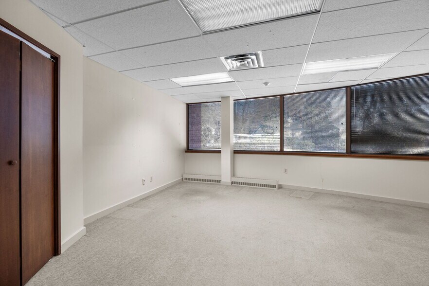 More Photos Of 667 Welsh Rd, Huntingdon Valley Loft Creative Space For Sale