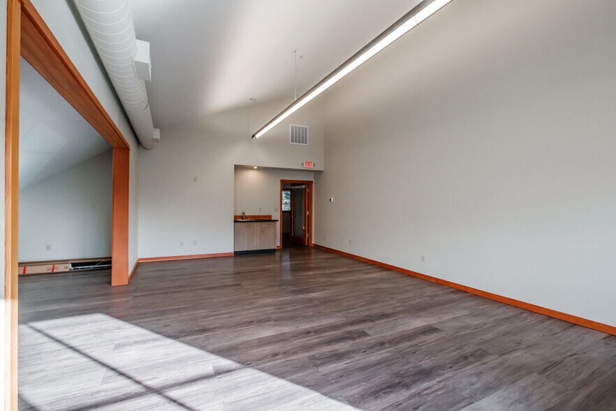 More Photos Of 755 SE College Way, Newport General Retail For Sale