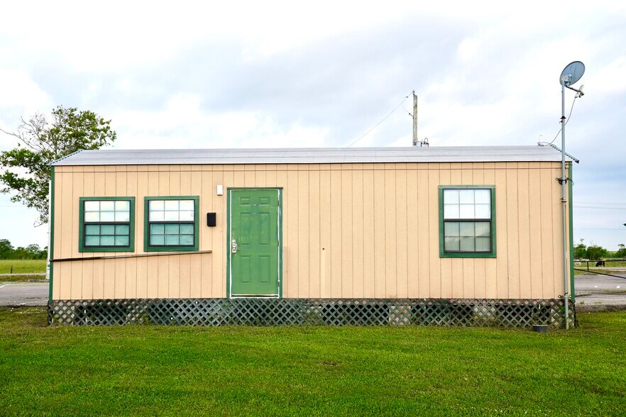 More Photos Of 24313 County Rd 46, Angleton Trailer Camper Park For Sale