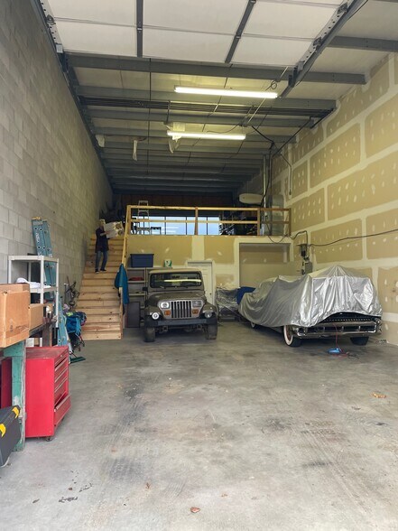 More Photos Of 1902 Campus Pl, Jeffersontown Light Distribution For Lease