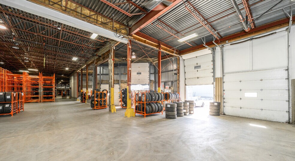 More Photos Of 90 Rue De Rotterdam, Saint-Augustin-de-Desmaures Warehouse For Lease