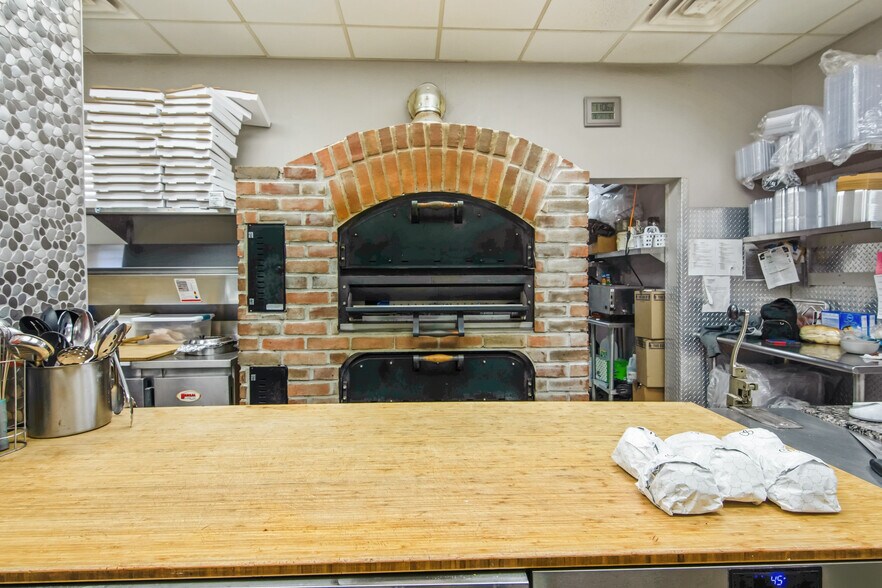 More Photos Of 7 Honey Springs Loop, Brumley Service Station For Sale