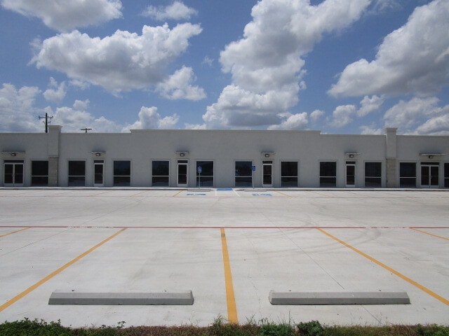 More Photos Of 3121 Wilson Rd, Harlingen Storefront For Lease