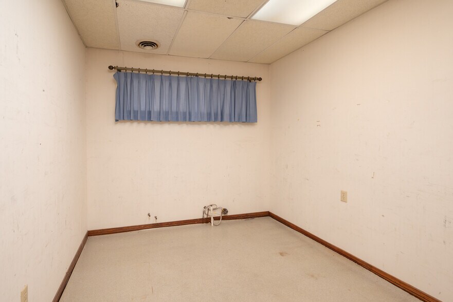 More Photos Of 900 E Broad St, West Point Office For Sale