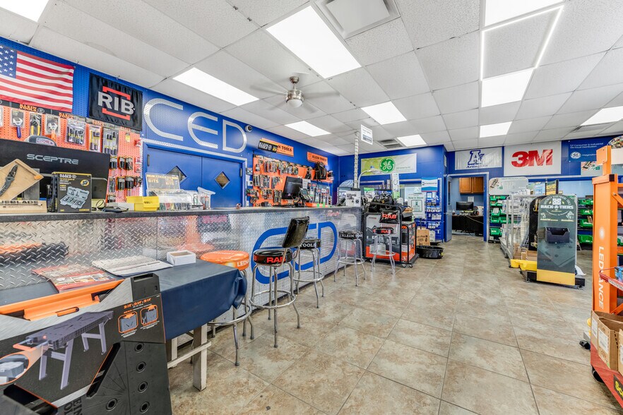 More Photos Of 809 Swift St, Daytona Beach Warehouse For Lease