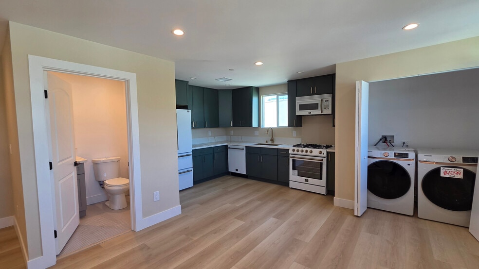 More Photos Of 19100 Victory Blvd, Tarzana Apartments For Lease