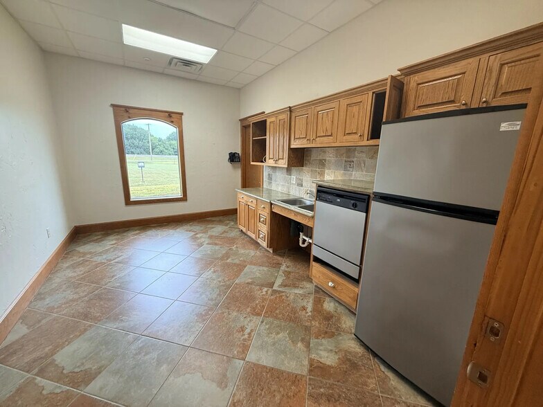 More Photos Of 830 Southpark Cir, Athens Office For Lease