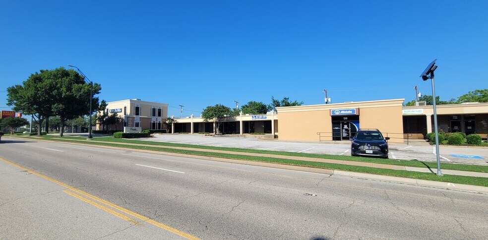 More Photos Of 1340 S main St, Grapevine Office For Lease