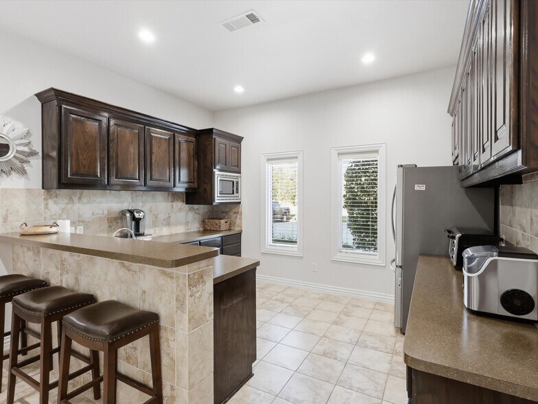 More Photos Of 101 Countryside Ct, Southlake Medical For Sale