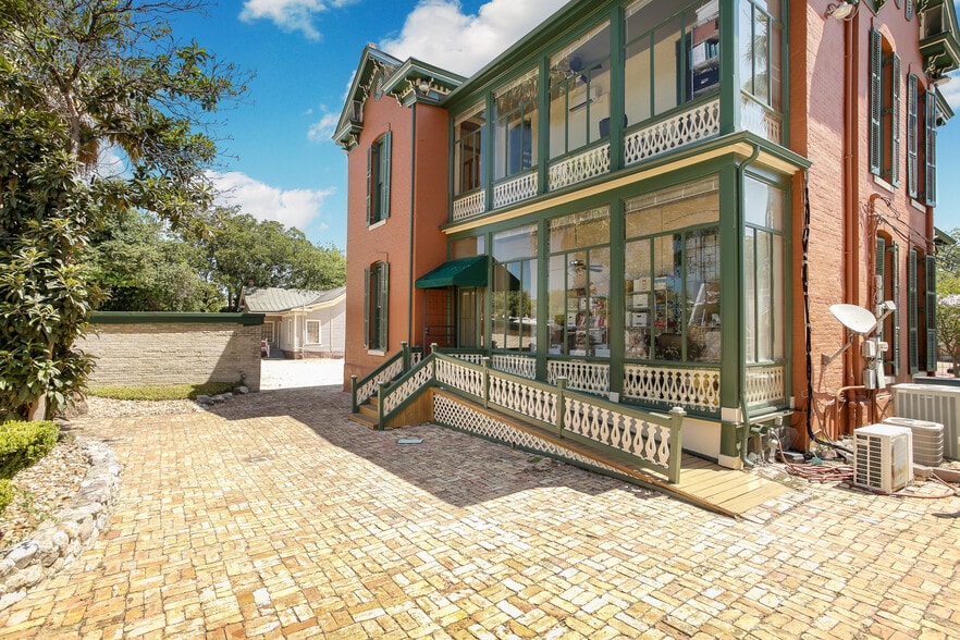 More Photos Of 635 S Presa St, San Antonio Storefront Retail Office For Sale