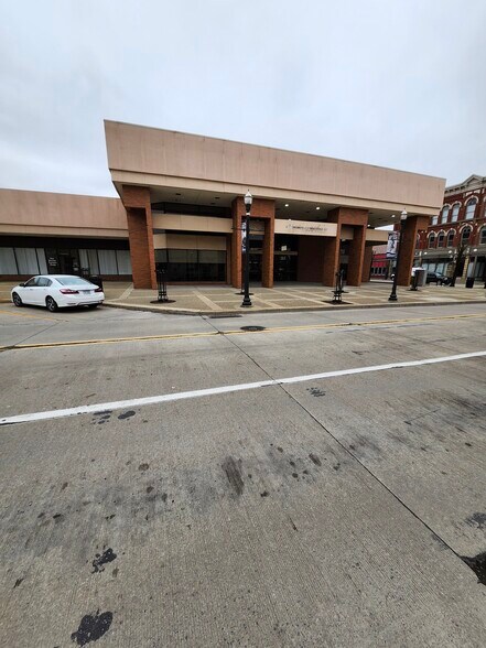 More Photos Of 2 N Mill St, New Castle Bank For Sale