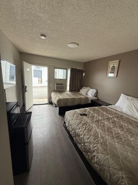 More Photos Of 947 New Loudon Rd, Latham Hotel For Sale