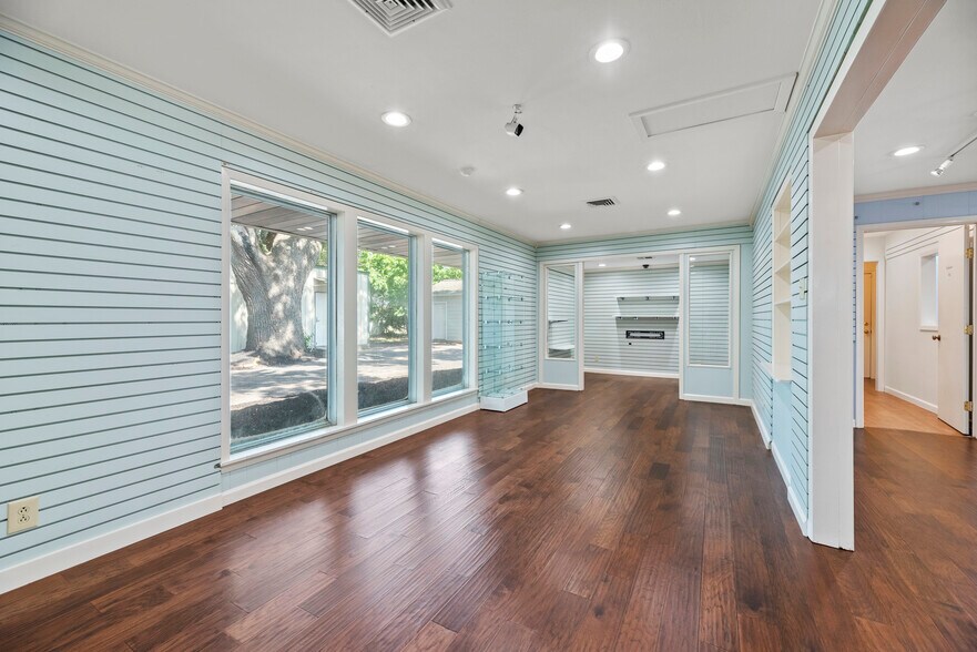 More Photos Of 1001 Avenue B, Katy Storefront Retail Office For Lease