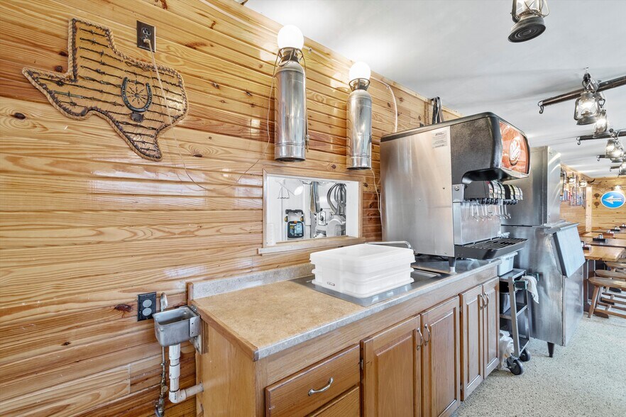 More Photos Of 110 W Bailey St, Ponder Restaurant For Sale