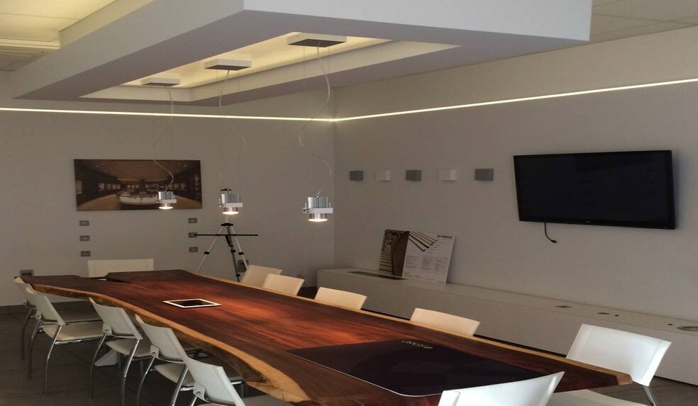 More Photos Of 512 Manitou Rd, Calgary Showroom For Lease