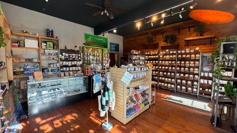 More Photos Of 3901 SE Belmont St, Portland Flex For Lease