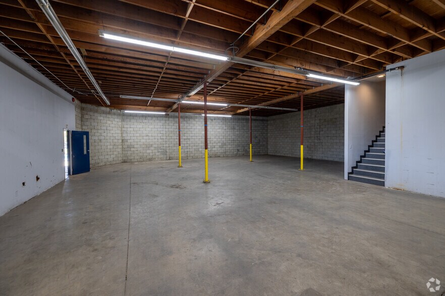 More Photos Of 314 N Wilmington Blvd & 915 W C St, Wilmington Showroom For Lease