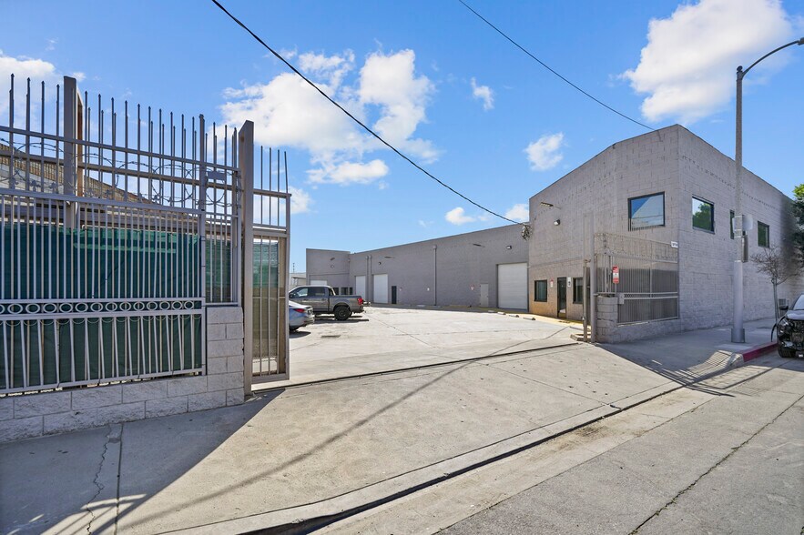 More Photos Of 10926 Randall St, Sun Valley Warehouse For Lease