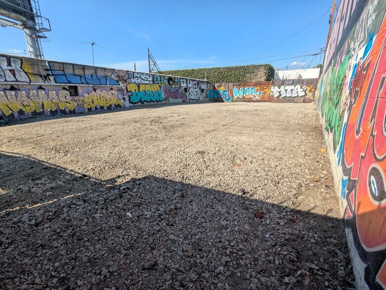 More Photos Of 5747 Melrose Ave, Los Angeles Land For Lease