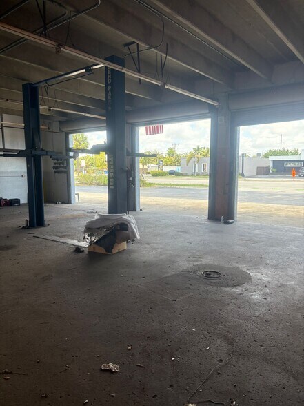 More Photos Of 250 NE 44th St, Oakland Park Auto Repair For Sale
