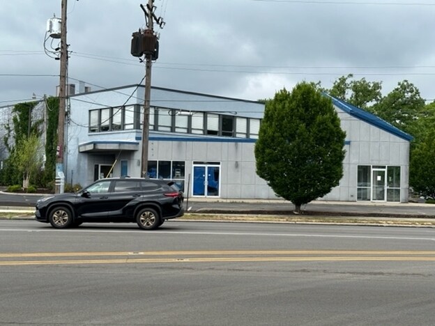 More Photos Of 10 Southmoor Cir N, Kettering Medical For Sale