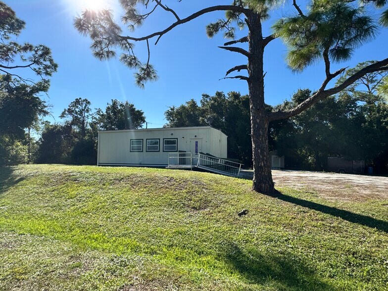 More Photos Of 1385 Touchstone Rd, North Fort Myers Flex For Sale