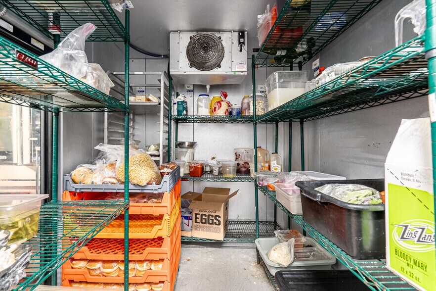 More Photos Of 117 E Riverside Dr, Jeffersonville Restaurant For Lease