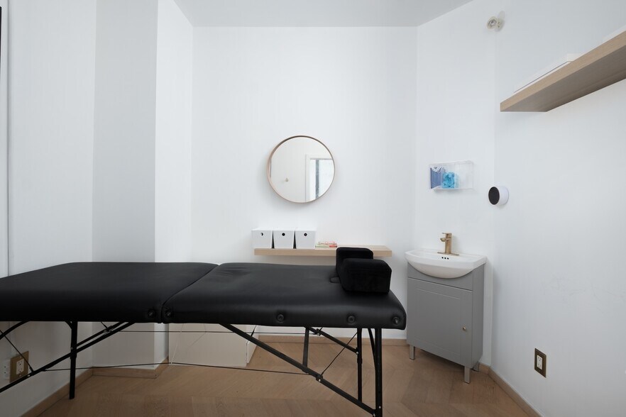 More Photos Of 98 Church st, Toronto General Retail For Sale