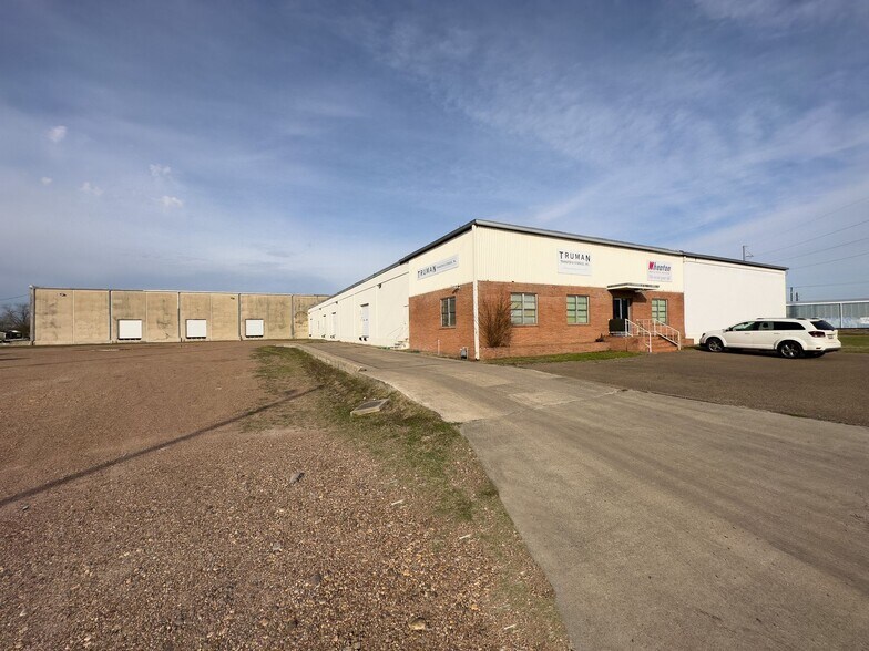 Primary Photo Of 1507 N Ben Jordan St, Victoria Distribution For Sale