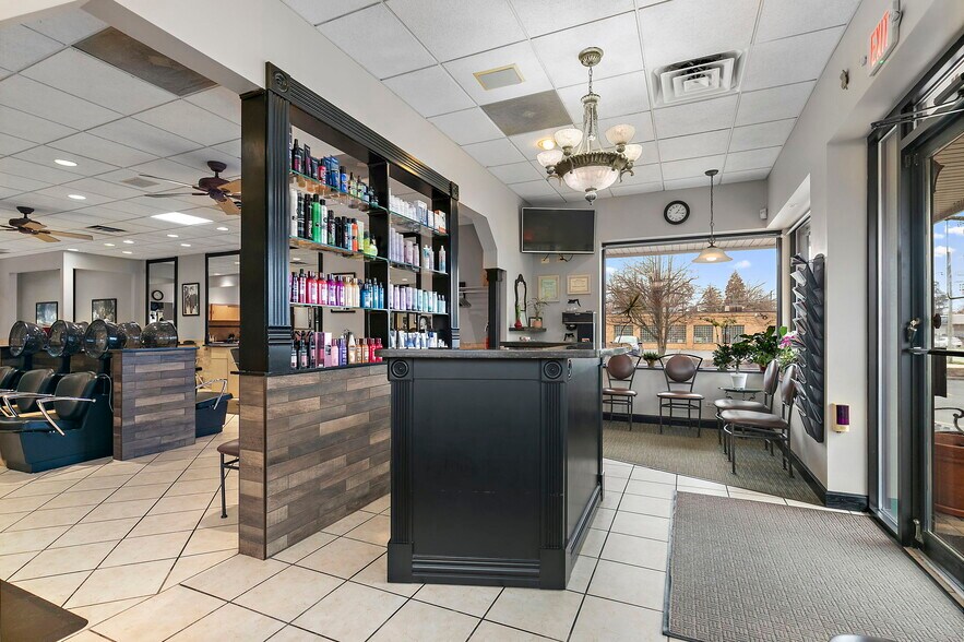 More Photos Of 160-175 N Edison Ave, Elgin Freestanding For Sale