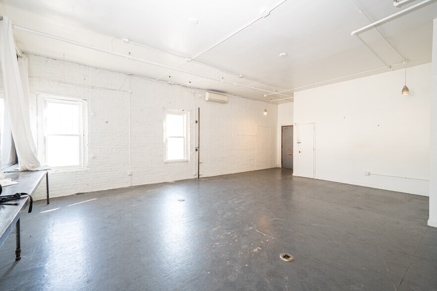 More Photos Of 279 Frost St, Brooklyn Light Distribution For Lease