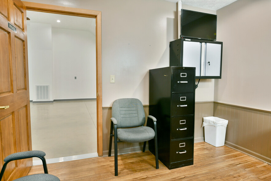 More Photos Of 3019 Parkman Rd NW, Warren Flex For Sale