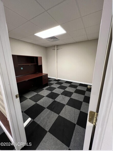 More Photos Of 709 1/2 Southwest Blvd, Clinton Warehouse For Lease