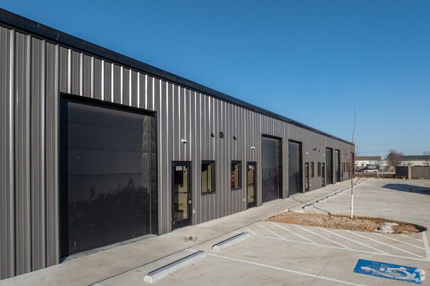 More Photos Of 1012 E Henri De Tonti Blvd, Springdale Flex For Lease