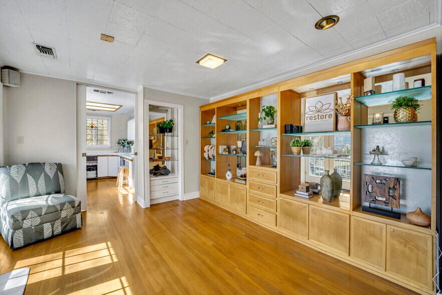 More Photos Of 808 W Abram St, Arlington Freestanding For Sale