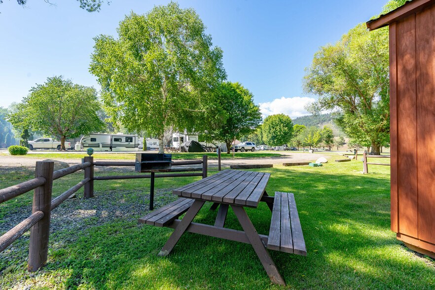 More Photos Of 8 W Curlew Lake Rd, Republic Self Storage For Sale