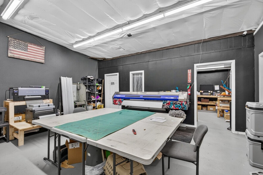 More Photos Of 2714 N Pacific Hwy, Medford Storefront Retail Office For Sale