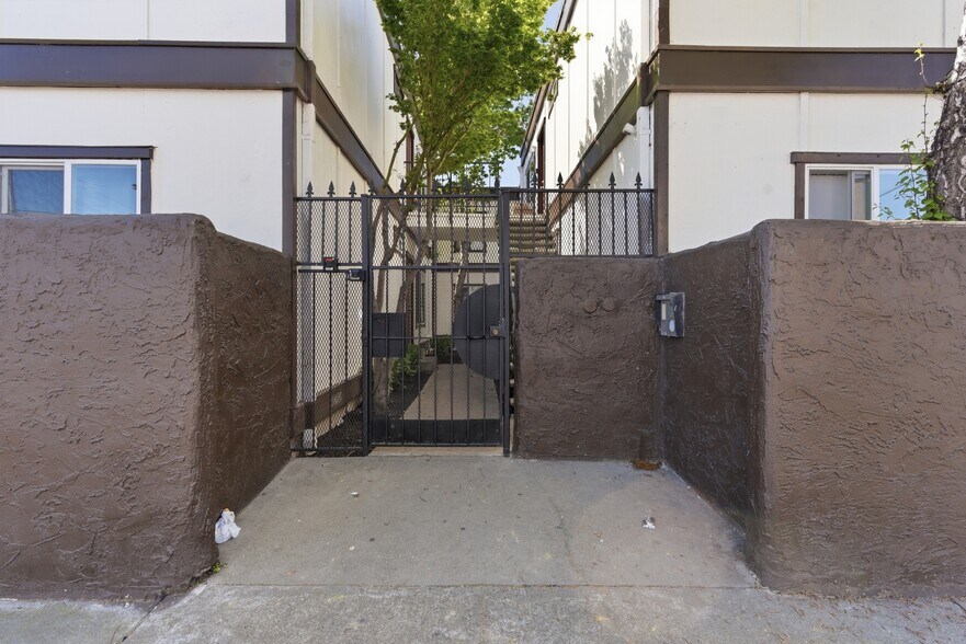 More Photos Of 1640 23rd St, San Pablo Apartments For Sale