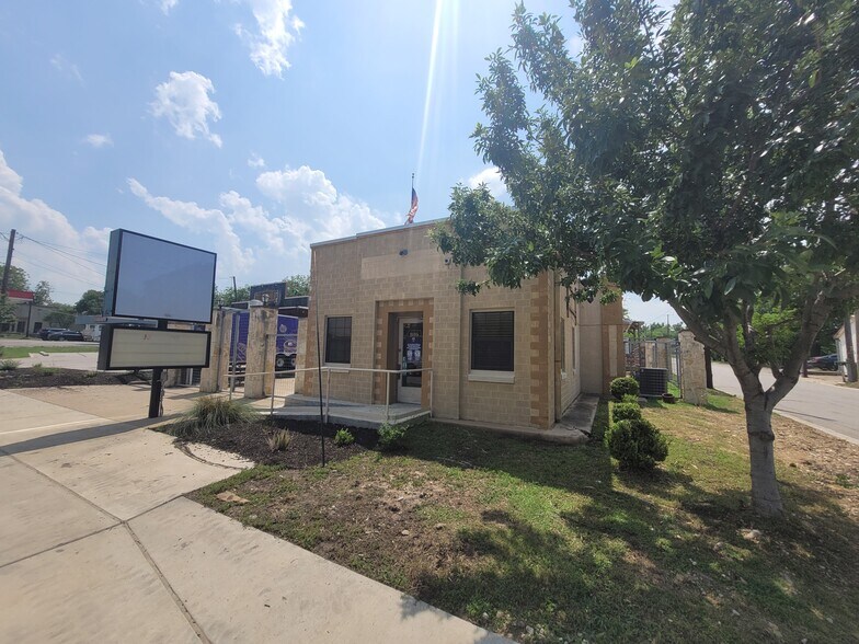 More Photos Of 1119 N Main St, Taylor Convenience Store For Sale