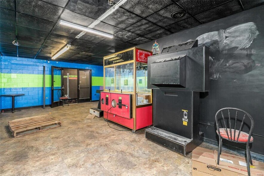 More Photos Of 512 Old Route 66, Saint Robert Showroom For Sale