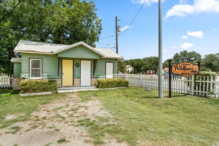 More Photos Of 702 W Wallace St, San Saba Hotel For Sale