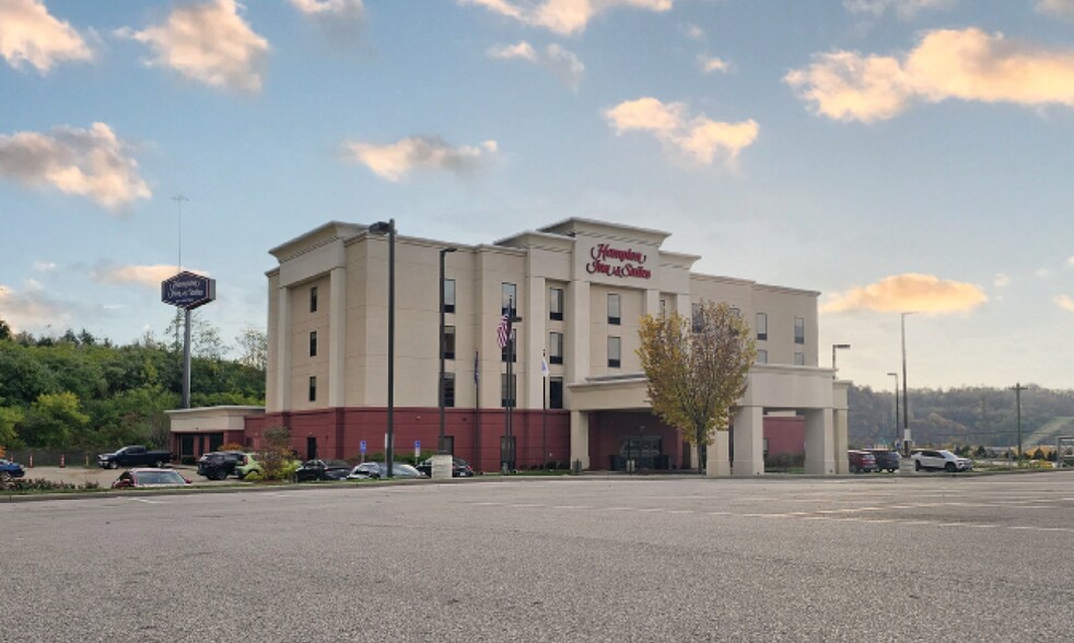 Primary Photo Of 10 Hampton Ln, Wilder Hotel For Sale