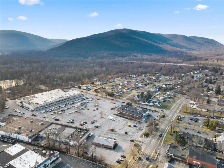 More Photos Of 986 Main St, Fishkill Freestanding For Lease