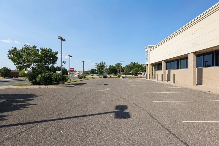 More Photos Of 600 County Road 10 NE, Blaine Drugstore For Lease