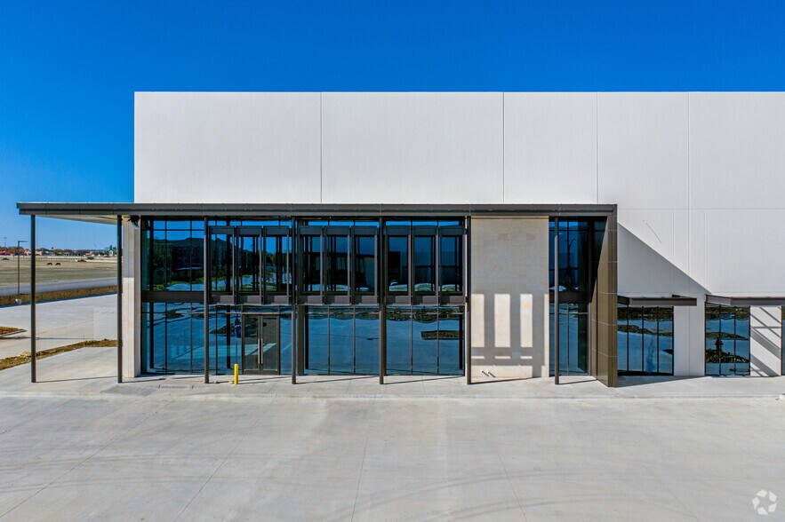 More Photos Of 4251 Northern Cross Blvd, Haltom City Warehouse For Lease