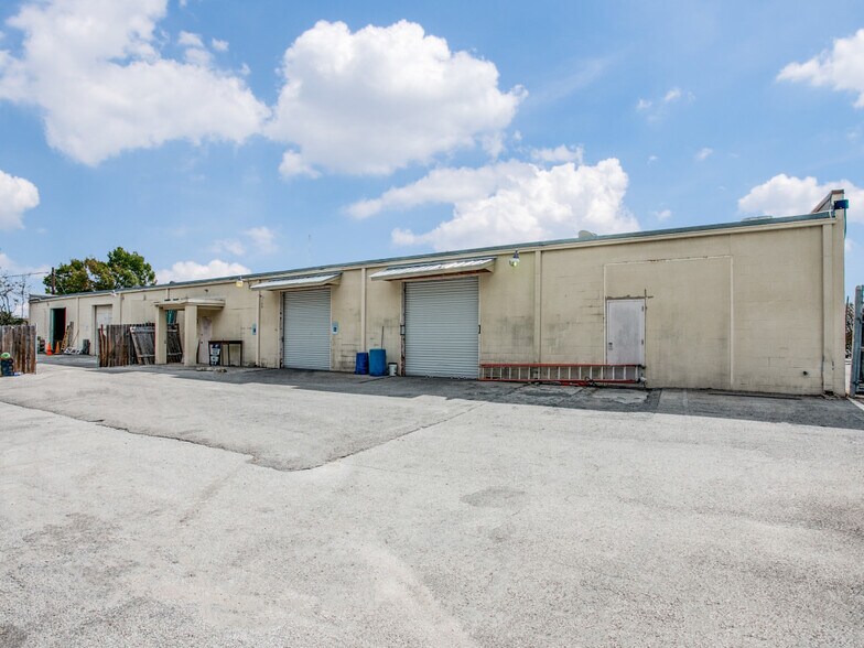More Photos Of 4355 Centergate St, San Antonio Light Distribution For Lease