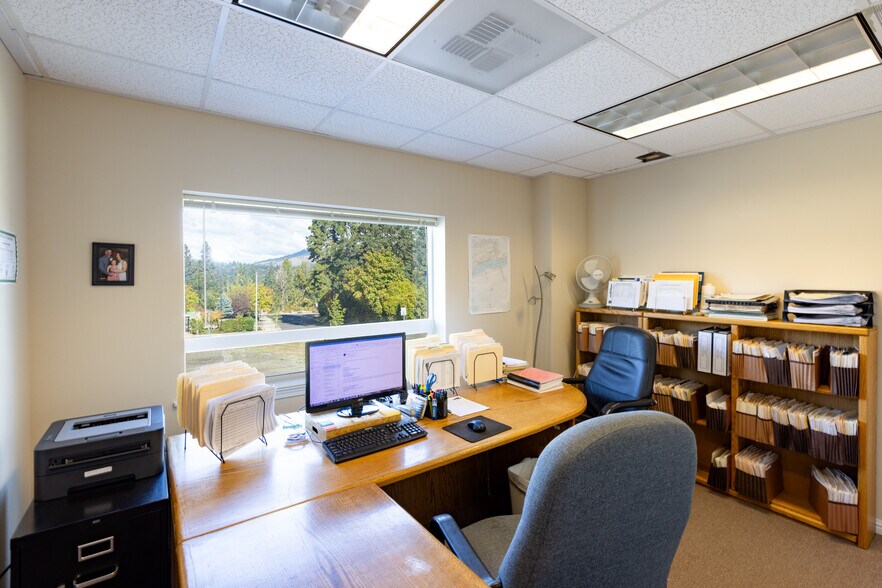More Photos Of 200 N Wasco Ct, Hood River Warehouse For Lease