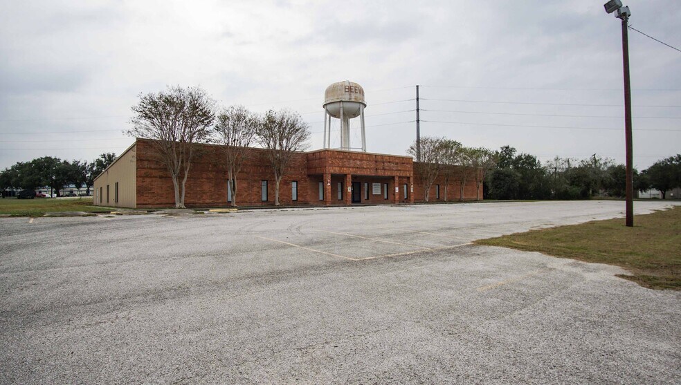 More Photos Of 1800 S Washington St, Beeville Office For Sale